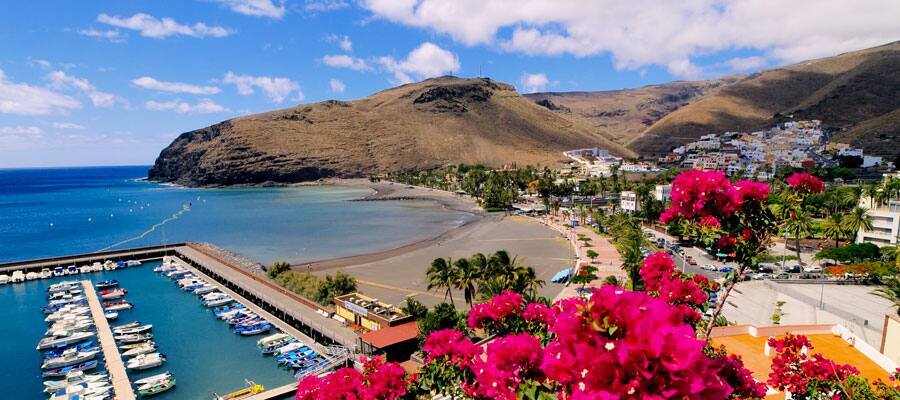 Enjoy shops and restaurants withing walking distance of the beach. 