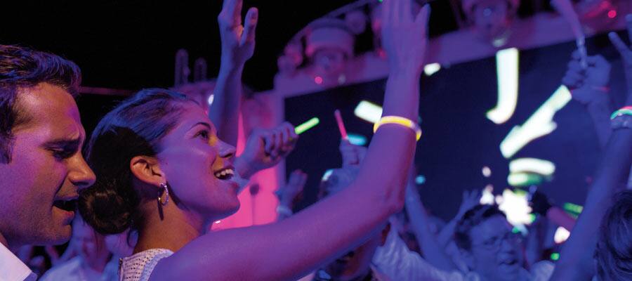 MI.gallery-entertainment-glow-party-on-norwegian-getaway-900x400 - 4