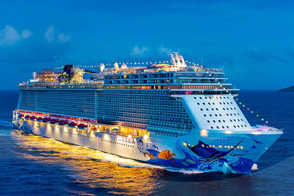  Why You Should Take a Holiday Cruise